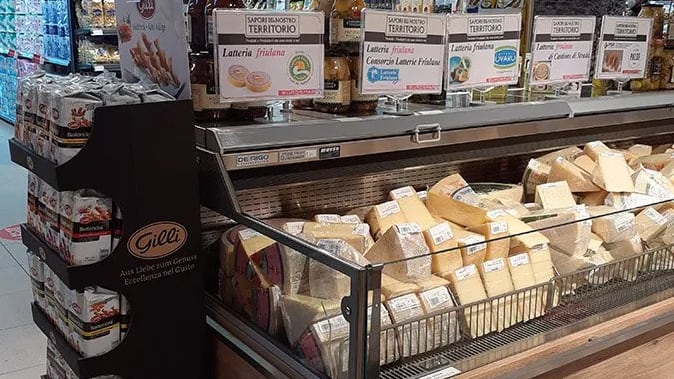 un-supermercado-est-harto-de-los-ladrones-de-queso-el-grana-padano-y-el-parmigiano-reggiano-se-guardan-en-un-lugar-seguro-y-los-clientes-deben-pedirlos-noticias-laborales-seccin-de-quesos-del-supermercado-eurospar-en-casarsa-eurospar-casarsa-abogados-laborales